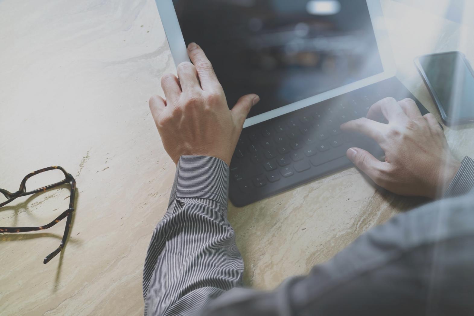 Larionexuvo Team bei der Arbeit an SEO-Analytics-Projekten